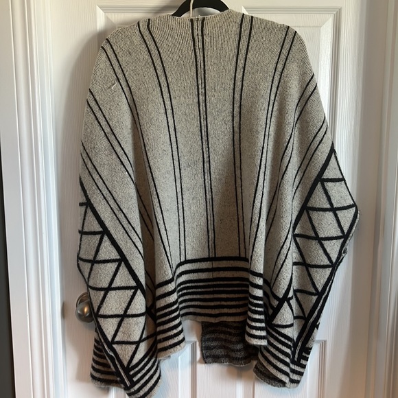 Short Sleeve Sweater - Picture 3 of 4